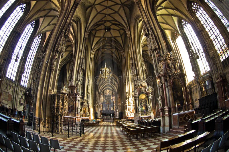Toppen bred sikt inom av Sts Stephen domkyrka på centret av Wien arkivfoto
