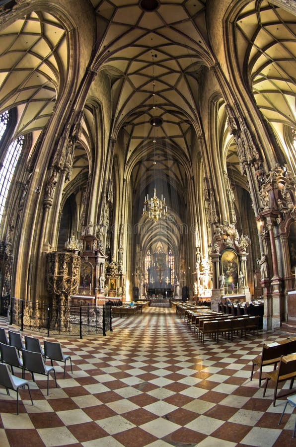 Toppen bred sikt inom av Sts Stephen domkyrka på centret av Wien royaltyfri fotografi