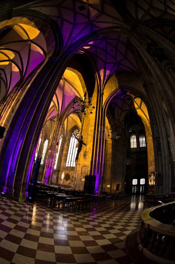 Toppen bred sikt inom av upplysta Sts Stephen domkyrka på centret av Wien arkivbild