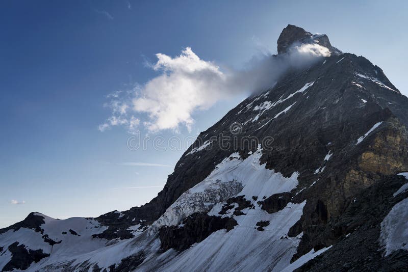 Toppmöte av det matterhorn berget som täckas av moln arkivfoton Toppmöte av det matterhorn berget som täckas av moln arkivfoton