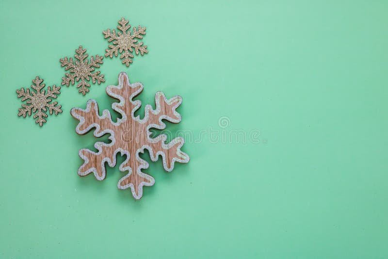 Toppvy av glittersnöflingor för julklappar som isolerats på den gröna bakgrunden royaltyfri bild
