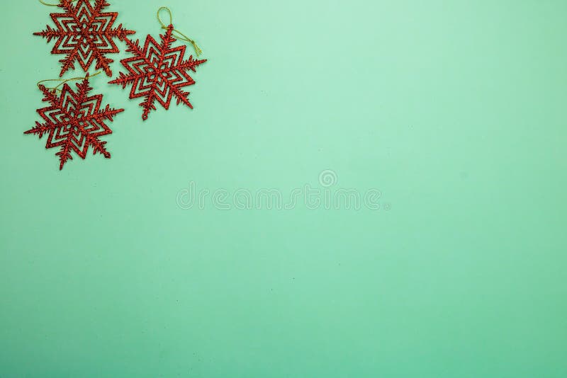 Toppvy av glittersnöflingor för julklappar som isolerats på den gröna bakgrunden royaltyfri bild