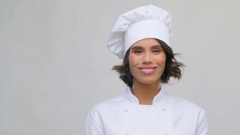 Портрет улыбаясь женского шеф-повара в toque с проседью сток-видео