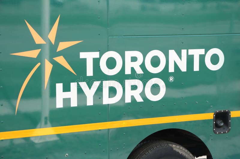 Tor canada 24 luglio 2023 : toronto autocarro da lavoro idraulico con lato logo giallo verde e pneumatico chiuso. fosso fotografia stock