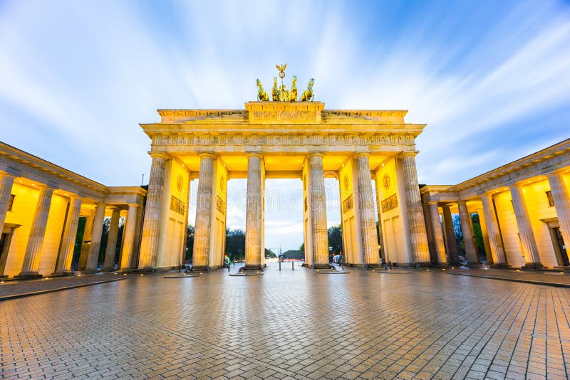Tor de Brandenburger (porta de Brandemburgo) em Berlin Germany na noite imagem de stock Tor de Brandenburger (porta de Brandemburgo) em Berlin Germany na noite imagem de stock