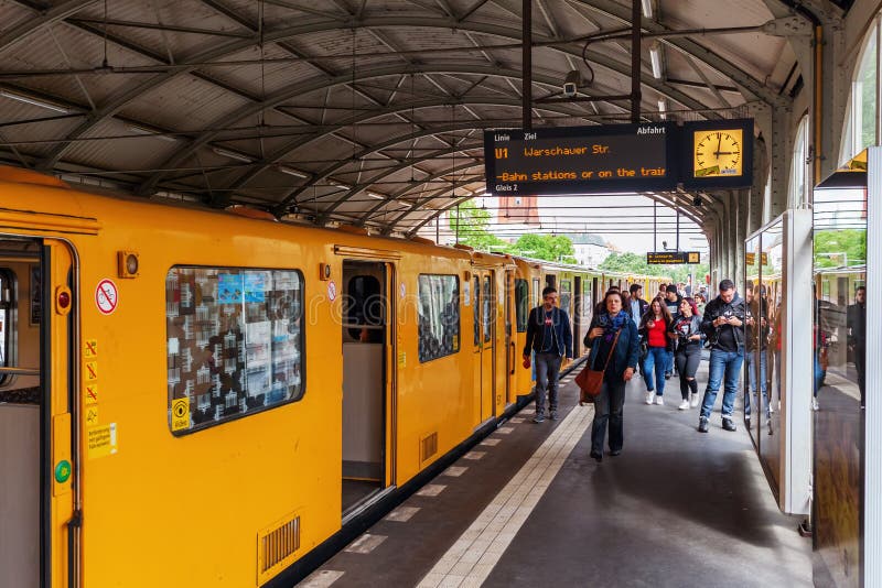 Tor de Schlesisches da estação de metro em Berlim, Alemanha imagem de stock Tor de Schlesisches da estação de metro em Berlim, Alemanha imagem de stock