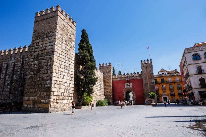 Tor zu den wirklichen Alcazar-Gärten in Sevilla lizenzfreie stockfotos Tor zu den wirklichen Alcazar-Gärten in Sevilla lizenzfreie stockfotos