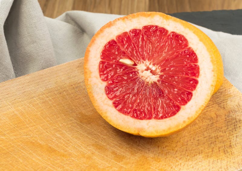 Toranja vermelha com casca alaranjada foto de stock