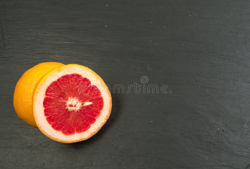 Toranja vermelha com casca alaranjada foto de stock