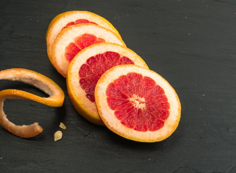 Toranja vermelha com casca alaranjada fotografia de stock royalty free