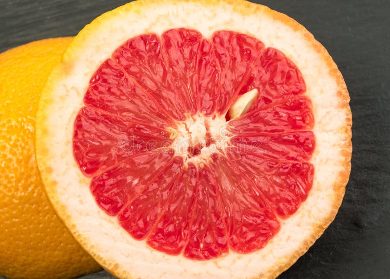 Toranja vermelha com casca alaranjada imagens de stock royalty free