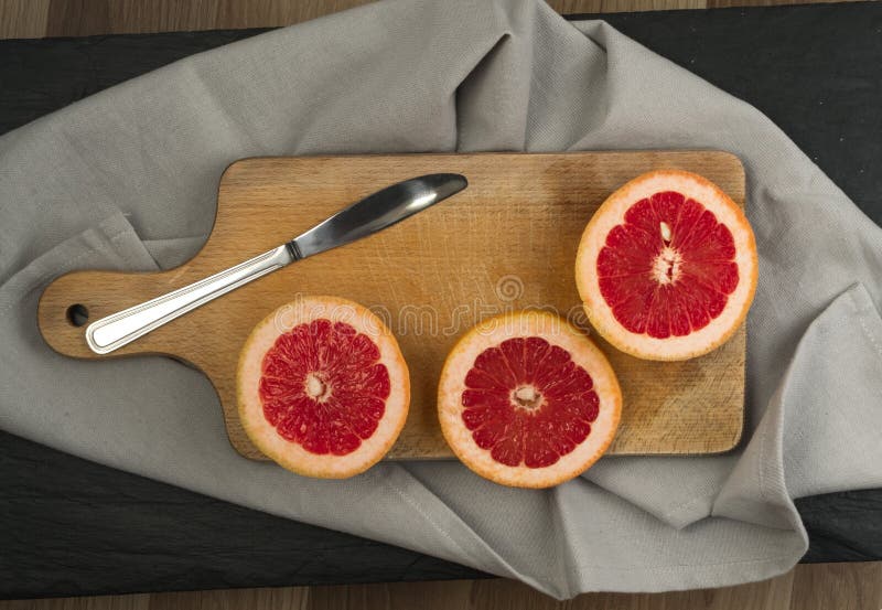 Toranja vermelha com casca alaranjada imagens de stock royalty free