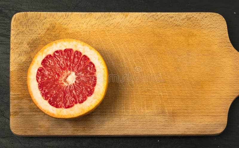 Toranja vermelha com casca alaranjada imagem de stock royalty free