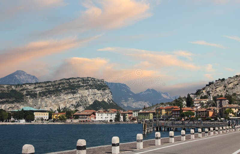 Torbole-Dorf in der Morgenstimmung stockbild Torbole-Dorf in der Morgenstimmung stockbild