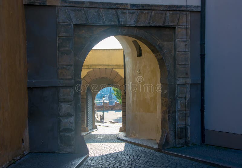 Tore im schwarzen Turm von Prag-Schloss am Morgen in der alten Stadt von Prag, Tschechische Republik lizenzfreies stockfoto Tore im schwarzen Turm von Prag-Schloss am Morgen in der alten Stadt von Prag, Tschechische Republik lizenzfreies stockfoto