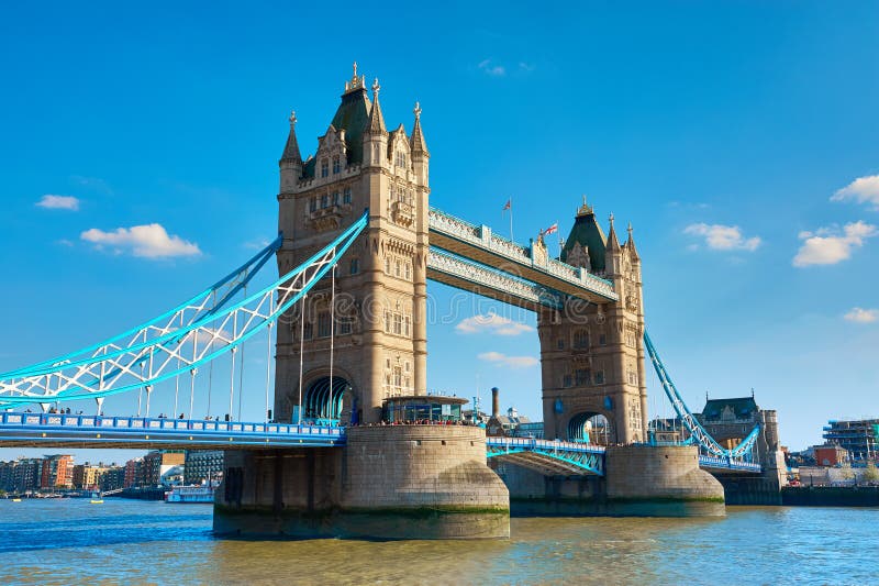 Torenbrug op een heldere zonnige dag in de Lente, Londen, het UK royalty-vrije stock fotografie Torenbrug op een heldere zonnige dag in de Lente, Londen, het UK royalty-vrije stock fotografie