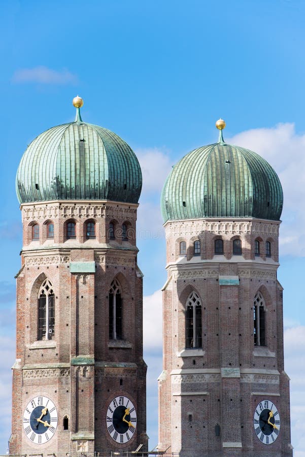 Torens van Cathedrale-Kerk Onze Dame Munich stock foto Torens van Cathedrale-Kerk Onze Dame Munich stock foto