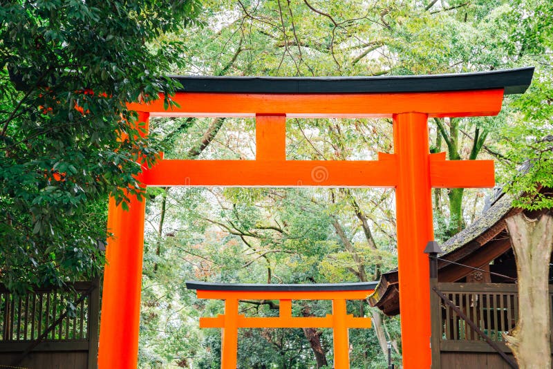 Toriipoort en bos bij Kawai-heiligdom in Kyoto, Japan stock foto's Toriipoort en bos bij Kawai-heiligdom in Kyoto, Japan stock foto's