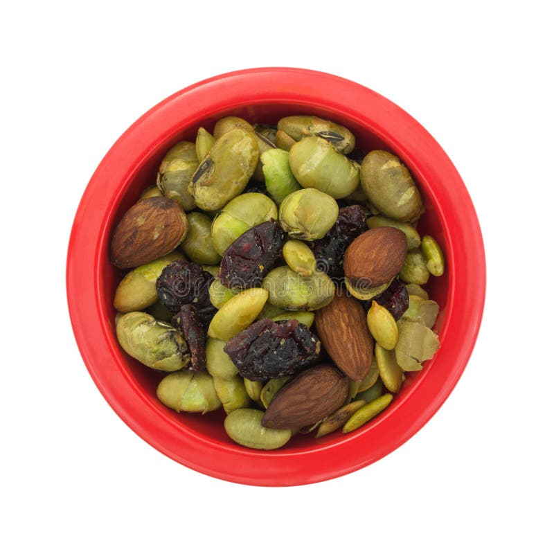 Torkade Edamame med muttrar och - bära frukt i röd bunke arkivbild