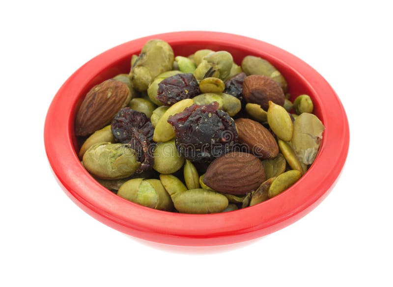 Torkade Edamame med muttrar och - bära frukt i röd bunke arkivbild