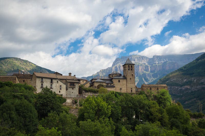 Torla Ordesa, church with the mountains at bottom, Pyrinees Spain royalty free stock photography Torla Ordesa, church with the mountains at bottom, Pyrinees Spain royalty free stock photography