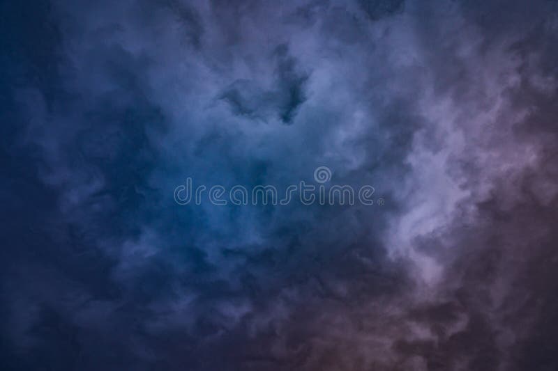 Tormenta dramática cielo oscuro cielo nublado fondo de foto natural
