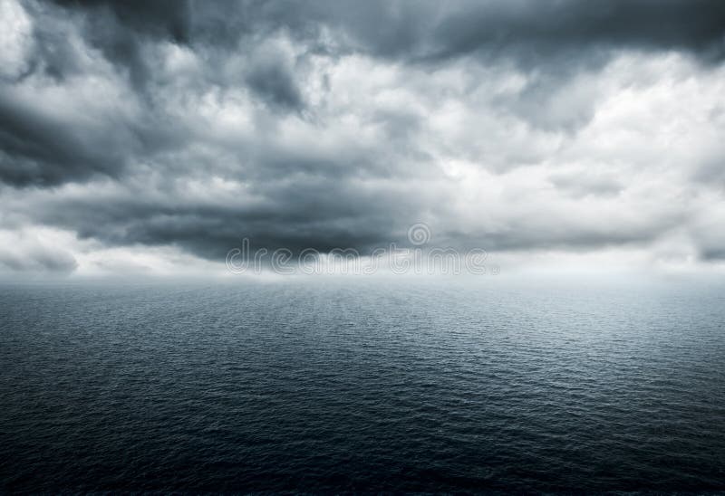 Tormenta sobre el océano imagenes de archivo Tormenta sobre el océano imagenes de archivo