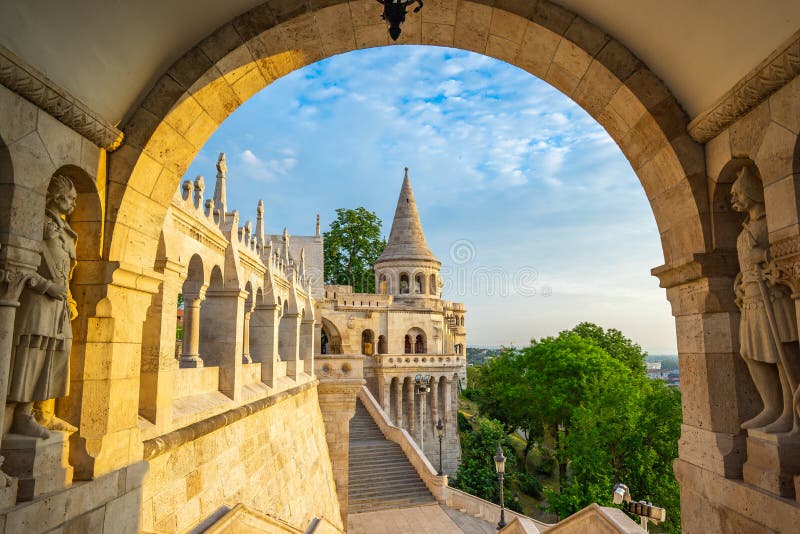 Torn av bastionen f?r fiskare` s i den Budapest staden, Ungern fotografering för bildbyråer Torn av bastionen f?r fiskare` s i den Budapest staden, Ungern fotografering för bildbyråer