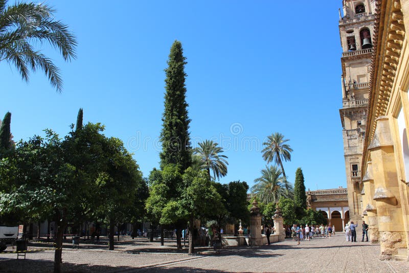 torn för cordoba huvudmoské s Den stora berömda inre för moské eller Mezquita i Cordoba, Spanien arkivfoto torn för cordoba huvudmoské s Den stora berömda inre för moské eller Mezquita i Cordoba, Spanien arkivfoto