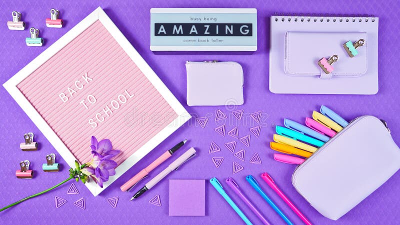 Torna a scuola il concetto di base per adolescenti viola immagini stock libere da diritti