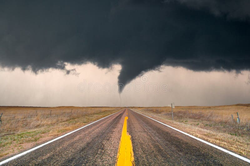 Tornado que cruza la carretera foto de archivo Tornado que cruza la carretera foto de archivo