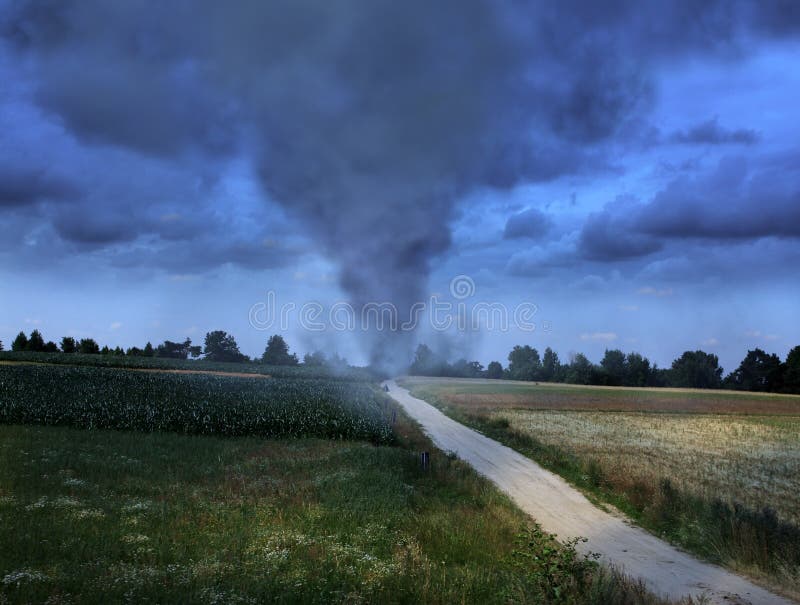 Tornado su strada del paese.