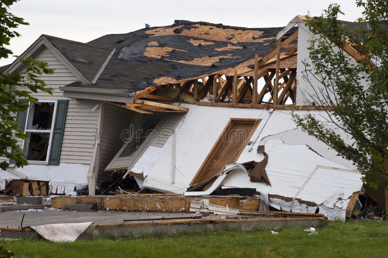 Tornado di vento e di tempesta devasta gravi danni in una zona residenziale casa di famiglia.