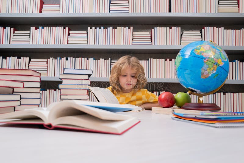 Tornare a scuola. scuola e studenti in classe. bambini in formazione. concetto di studio e apprendimento. ragazzo della scuola immagine stock
