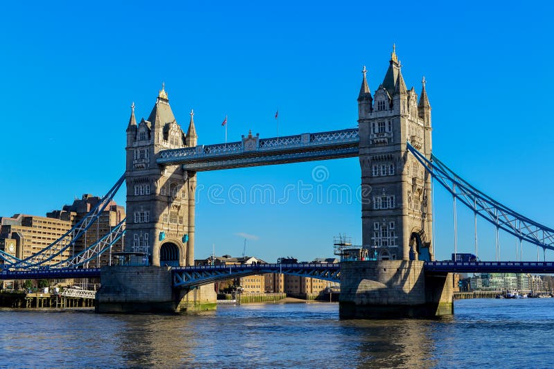 Download Tornbron I London Korsar FlodThemsen Fotografering för Bildbyråer - Bild av monument, kungarike: 37348599