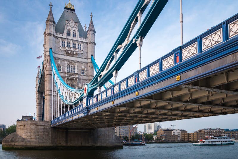 Tornbron som sträcker över flodThemsen i London, England royaltyfri foto Tornbron som sträcker över flodThemsen i London, England royaltyfri foto
