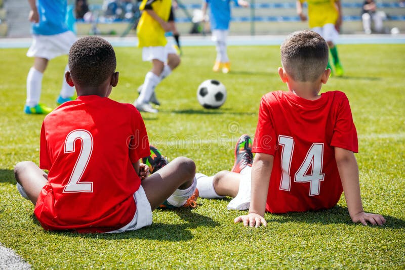 Torneo del fútbol del fútbol de los niños Niños que juegan el partido de fútbol