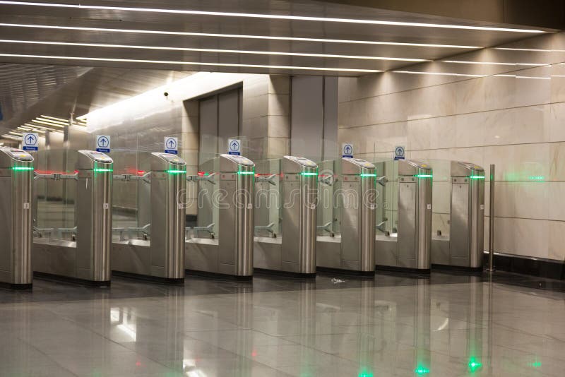 Torniquetes em uma entrada ao metro imagem de stock Torniquetes em uma entrada ao metro imagem de stock