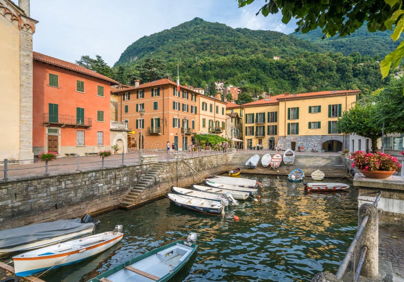 Torno, kolorowej i malowniczej wioska na Jeziornym Como, italy Lombardy obraz stock Torno, kolorowej i malowniczej wioska na Jeziornym Como, italy Lombardy obraz stock