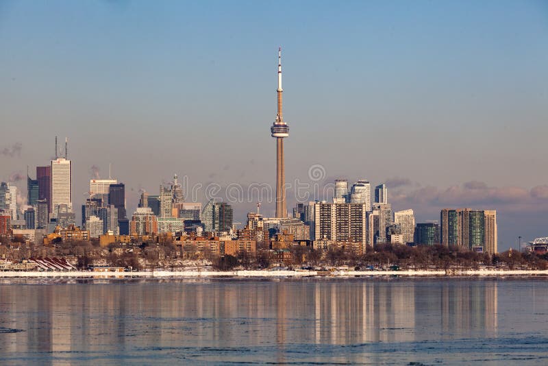 Toronto, CANADA - 1er février 2019 : Paysage canadien panoramique d'hiver près de Toronto, beau lac congelé ontario au coucher du photo libre de droits Toronto, CANADA - 1er février 2019 : Paysage canadien panoramique d'hiver près de Toronto, beau lac congelé ontario au coucher du photo libre de droits