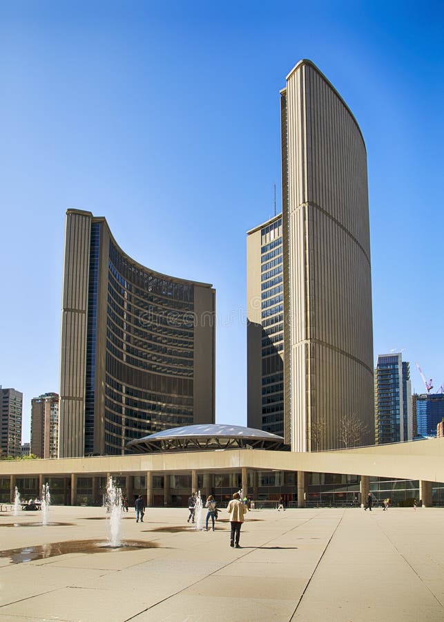 TORONTO, CANADA - 13 mai 2016 : Place de Nathan Phillips à Toronto Un endroit populaire pour la récréation pour des personnes, images stock TORONTO, CANADA - 13 mai 2016 : Place de Nathan Phillips à Toronto Un endroit populaire pour la récréation pour des personnes, images stock