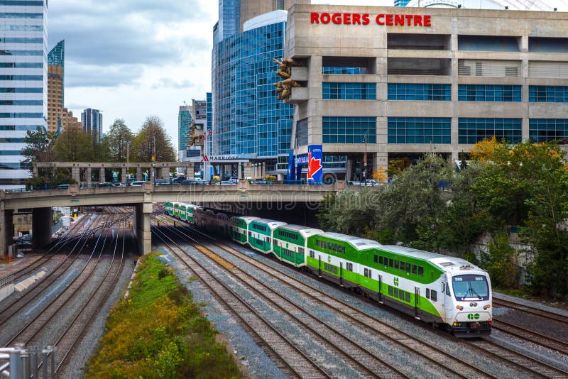 Toronto, CANADA - 10 novembre 2018: La velocità verde VA treno sotto lo stadio di Rogers Canter fotografia stock Toronto, CANADA - 10 novembre 2018: La velocità verde VA treno sotto lo stadio di Rogers Canter fotografia stock