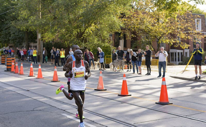 TORONTO, ON/CANADA - OCT 22, 2017: Kenijscy maratonów biegacze Phile obrazy royalty free TORONTO, ON/CANADA - OCT 22, 2017: Kenijscy maratonów biegacze Phile obrazy royalty free