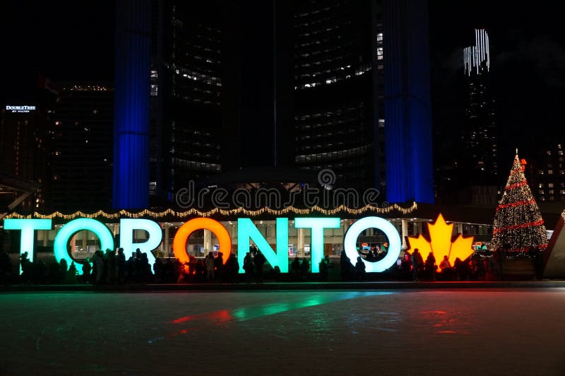 TORONTO, CANADA - 2018-01-01: Vista di notte attraverso illuminato brillantemente per la pista di pattinaggio di vigilia del nuov fotografia stock libera da diritti TORONTO, CANADA - 2018-01-01: Vista di notte attraverso illuminato brillantemente per la pista di pattinaggio di vigilia del nuov fotografia stock libera da diritti