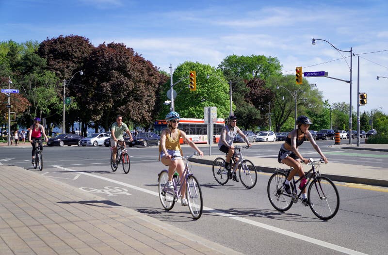 Toronto, Canadá - 06 09 2019: Los carriles de bicicleta dedicados en Toronto están en alta demanda por Torontonians Montando una foto de archivo Toronto, Canadá - 06 09 2019: Los carriles de bicicleta dedicados en Toronto están en alta demanda por Torontonians Montando una foto de archivo