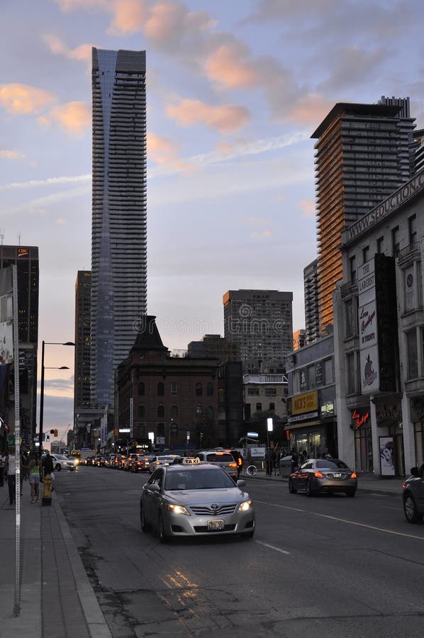 Toronto, el 24 de junio: Centro de la ciudad en la calle de Yonge por noche de Toronto de la provincia de Ontario en Canadá foto de archivo libre de regalías Toronto, el 24 de junio: Centro de la ciudad en la calle de Yonge por noche de Toronto de la provincia de Ontario en Canadá foto de archivo libre de regalías