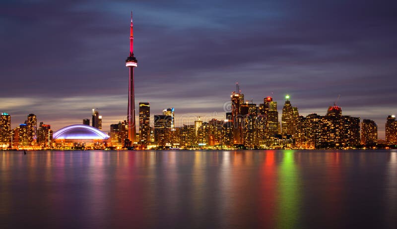 Toronto horisont på natten och reflexionen