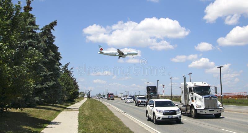 TORONTO - JUNE28, 2018 Air Canada Boeing 737 está aterrizando en Toronto Pearson Airport el 28 de junio de 2018 Vuelo del aeropla foto de archivo TORONTO - JUNE28, 2018 Air Canada Boeing 737 está aterrizando en Toronto Pearson Airport el 28 de junio de 2018 Vuelo del aeropla foto de archivo