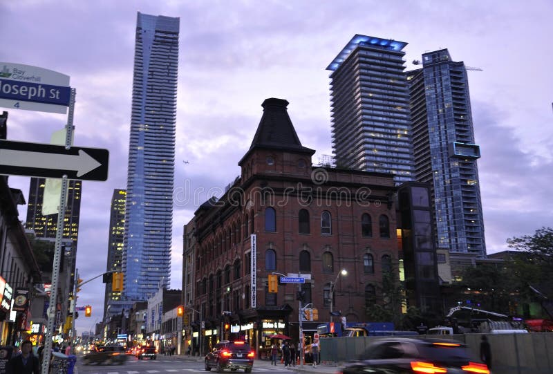 Toronto, 24 Juni: De bouw van de binnenstad op Yonge-Straat 's nachts van Toronto van de Provincie van Ontario in Canada royalty-vrije stock fotografie Toronto, 24 Juni: De bouw van de binnenstad op Yonge-Straat 's nachts van Toronto van de Provincie van Ontario in Canada royalty-vrije stock fotografie