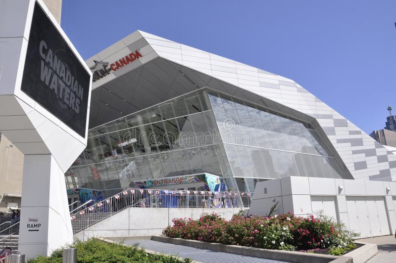 Toronto, 24 Juni: De Bouw van het Ripley` s Aquarium van Toronto in de Provincie Canada van Ontario royalty-vrije stock foto's Toronto, 24 Juni: De Bouw van het Ripley` s Aquarium van Toronto in de Provincie Canada van Ontario royalty-vrije stock foto's